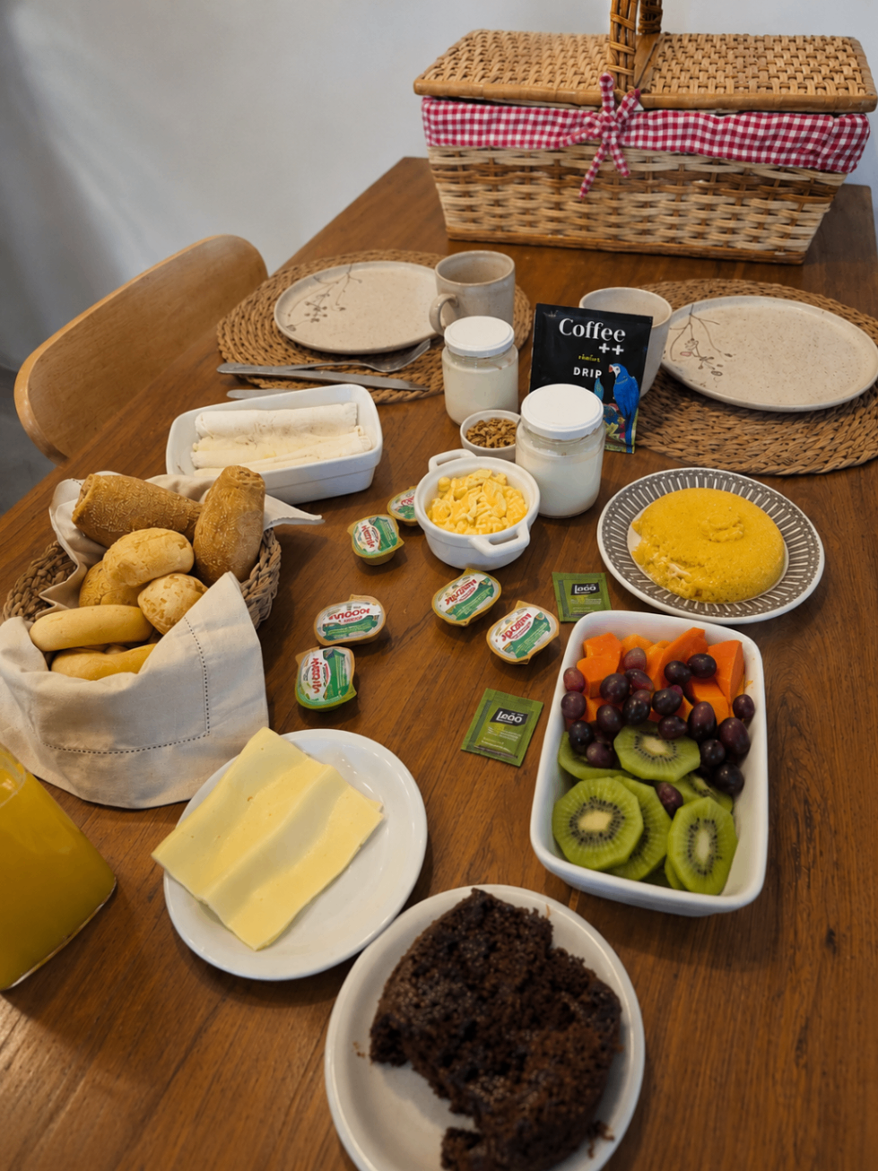 Mesa da casa com café da manhã servido