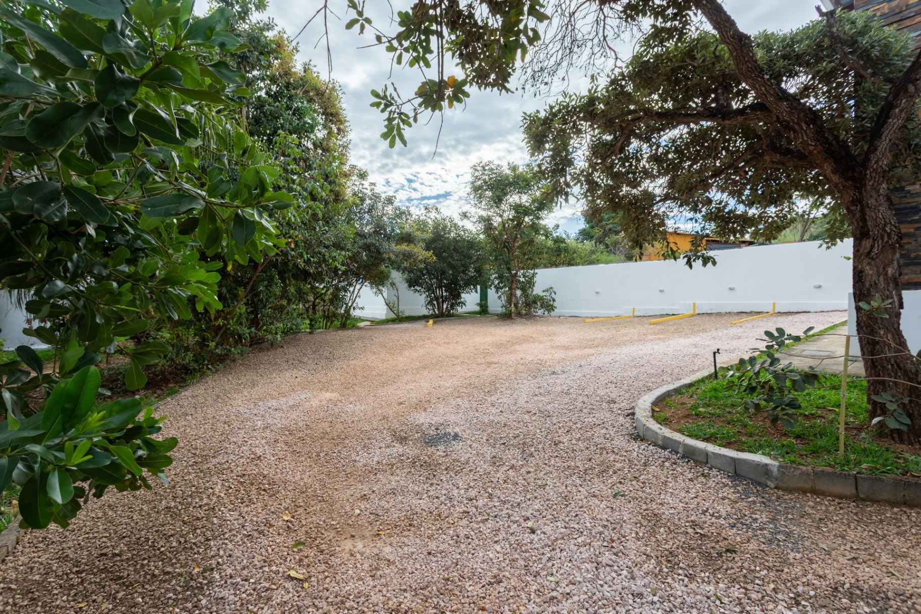 Estacionamento interno com vaga da casa