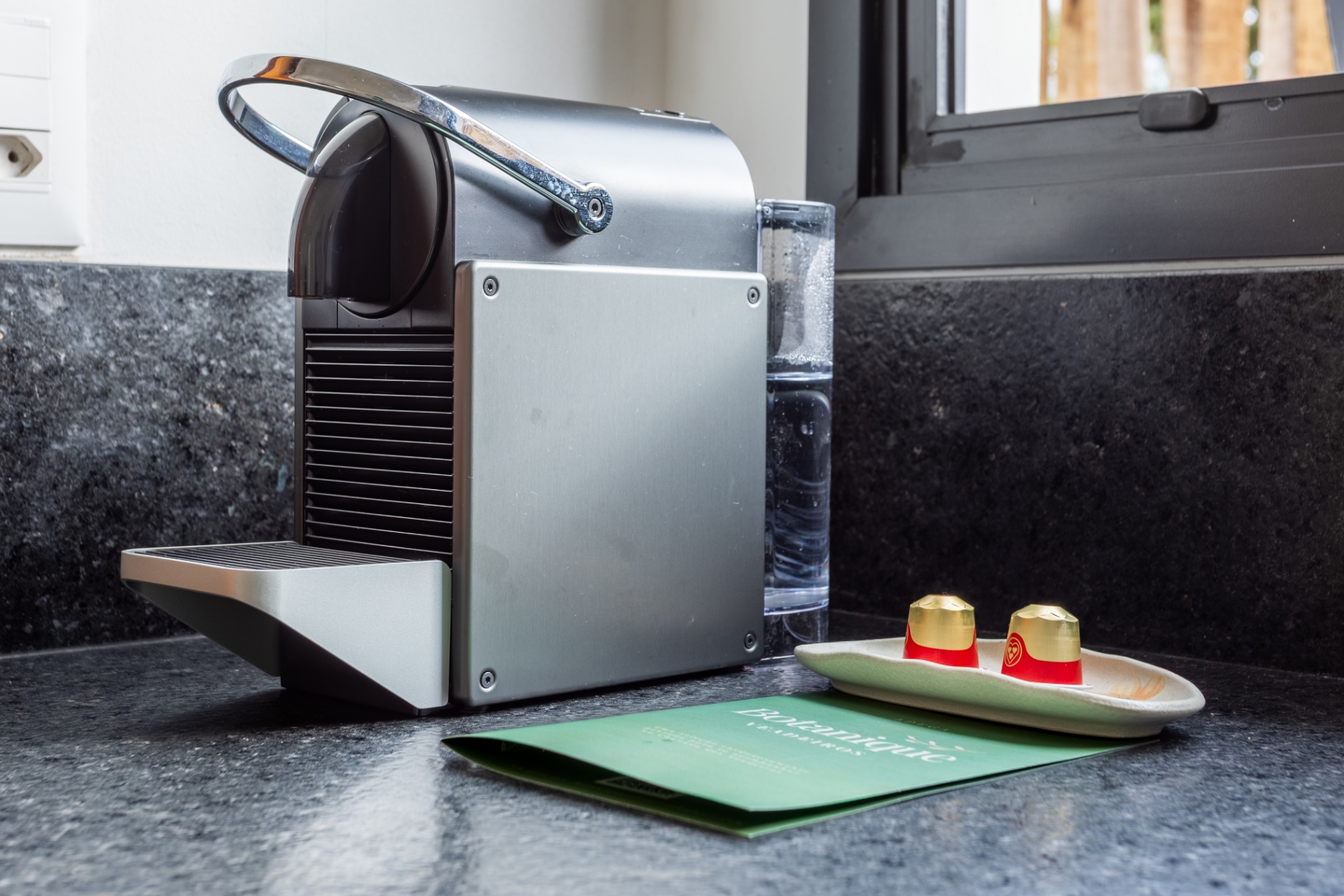 Cafeteira com cápsulas de cortesia na cozinha